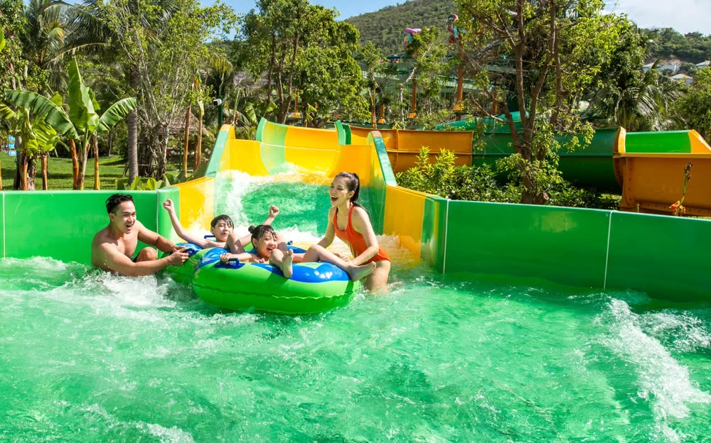 Công viên VinWonders Nha Trang nhìn từ cáp treo vượt biển